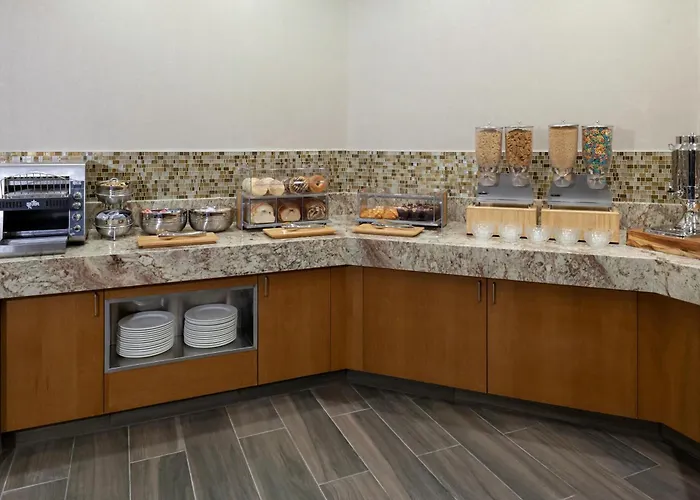 Best Hotels with Jacuzzi in Room, Overland Park